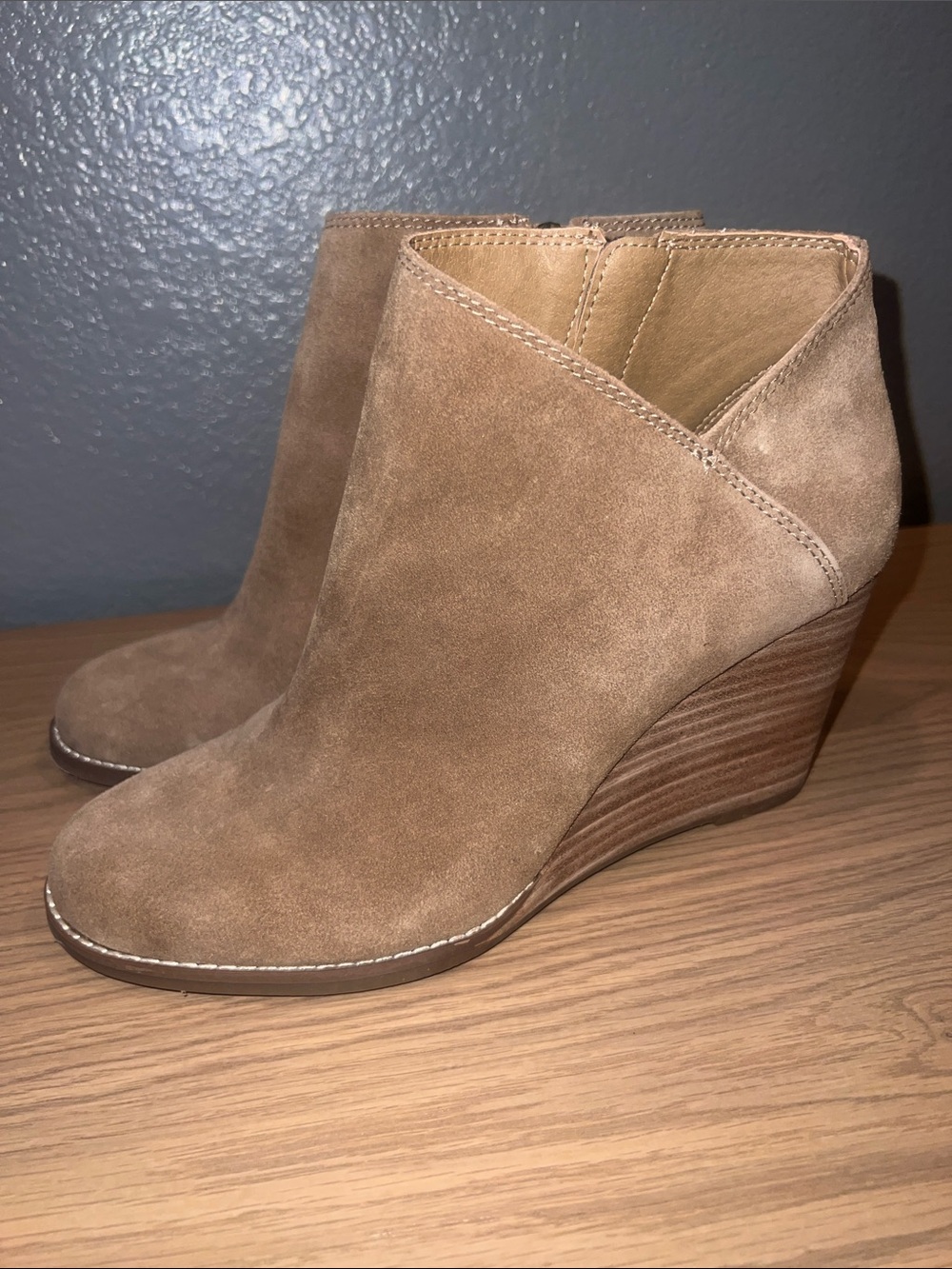 Like New Suede Ankle Boots Lucky Brand, Yakeena Wedge Bootie Women’s size 9